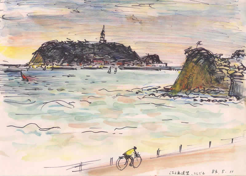 海岸から海に浮かぶ江ノ島．オレンジの光があたりを包む．手前には黄色いシャツで自転車に乗る人．